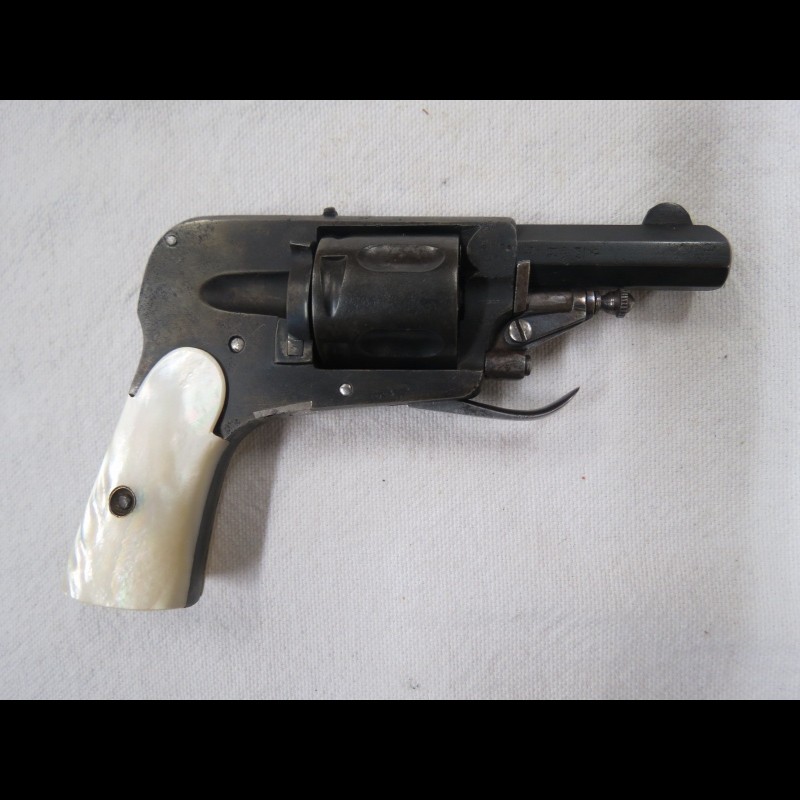 Petit revolver calibre 6.35 plaquettes nacre catégorie D