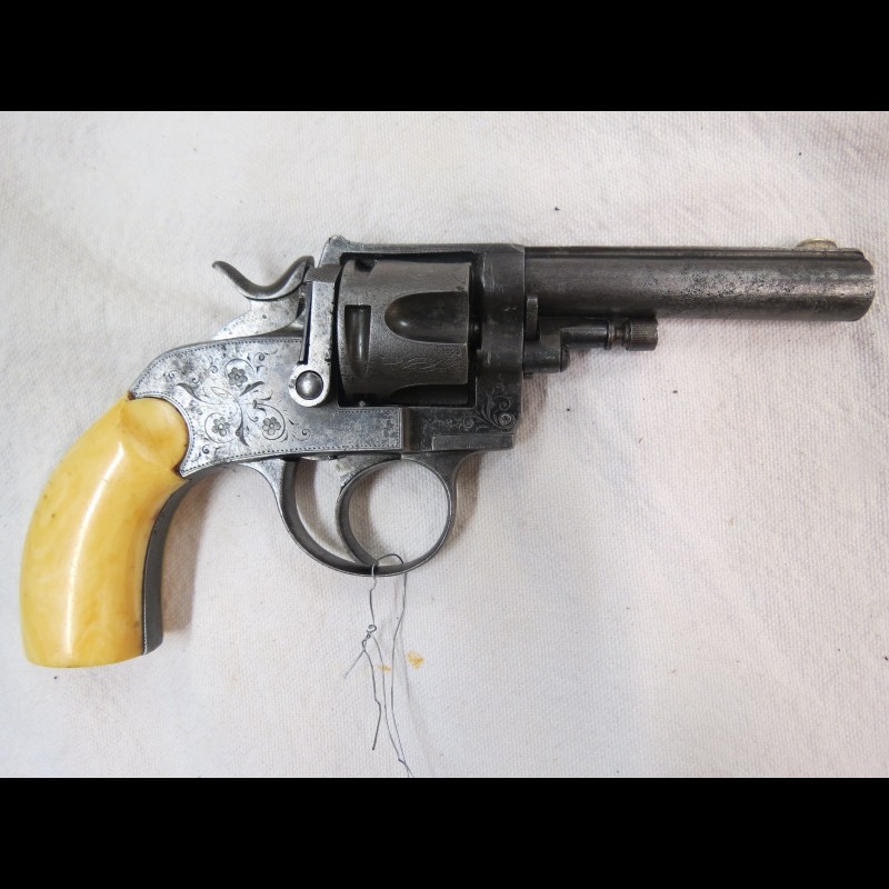 Revolver calibre 320 crosse ivoire et gravé catégorie D