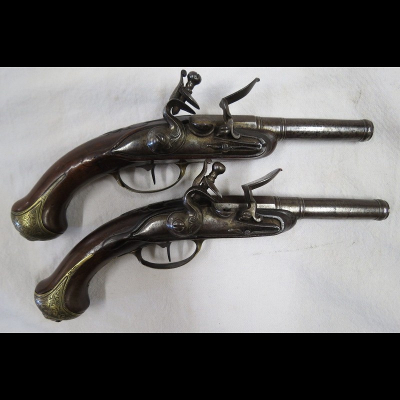 Paire de pistolets à silex français milieu XVIIIème